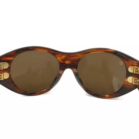 Authentic Louis Vuitton LV Sunglasses Small no scratch in very good condition. 💝 - Picture 4 of 7